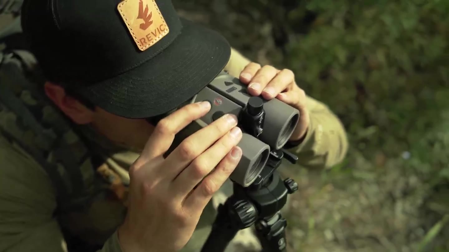 Revic Acura BR10 ranging an elk in the field